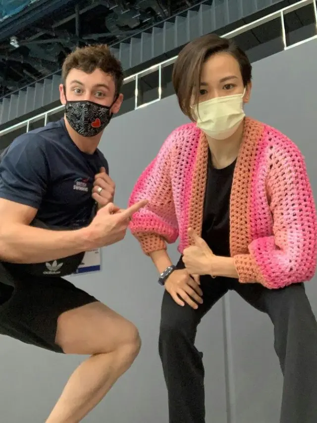 Tom Daley, Atlet Loncat Indah Inggris Viral Rajut Kardigan Spesial Olimpiade Tokyo 2020