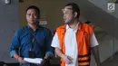 Mantan anggota DPRD Sumatera Utara Restu Kurniawan Sarumaha (kanan) usai menjalani pemeriksaan lanjutan di Gedung KPK, Jakarta, Jumat (7/12). Restu diperiksa untuk kelengkapan berkas terkait dugaan menerima suap. (Merdeka.com/Dwi Narwoko)