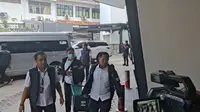Polisi Angkut Barang Bukti Kasus Febrie Adriansyah ke Kejagung