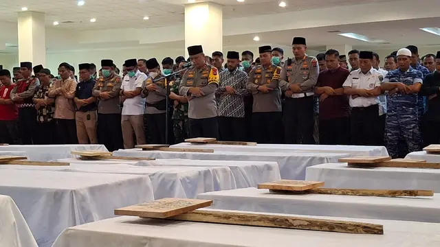 Proses solat jenazah korban bencana banjir bandang di Padang, Sumatra Barat (Sumbar).