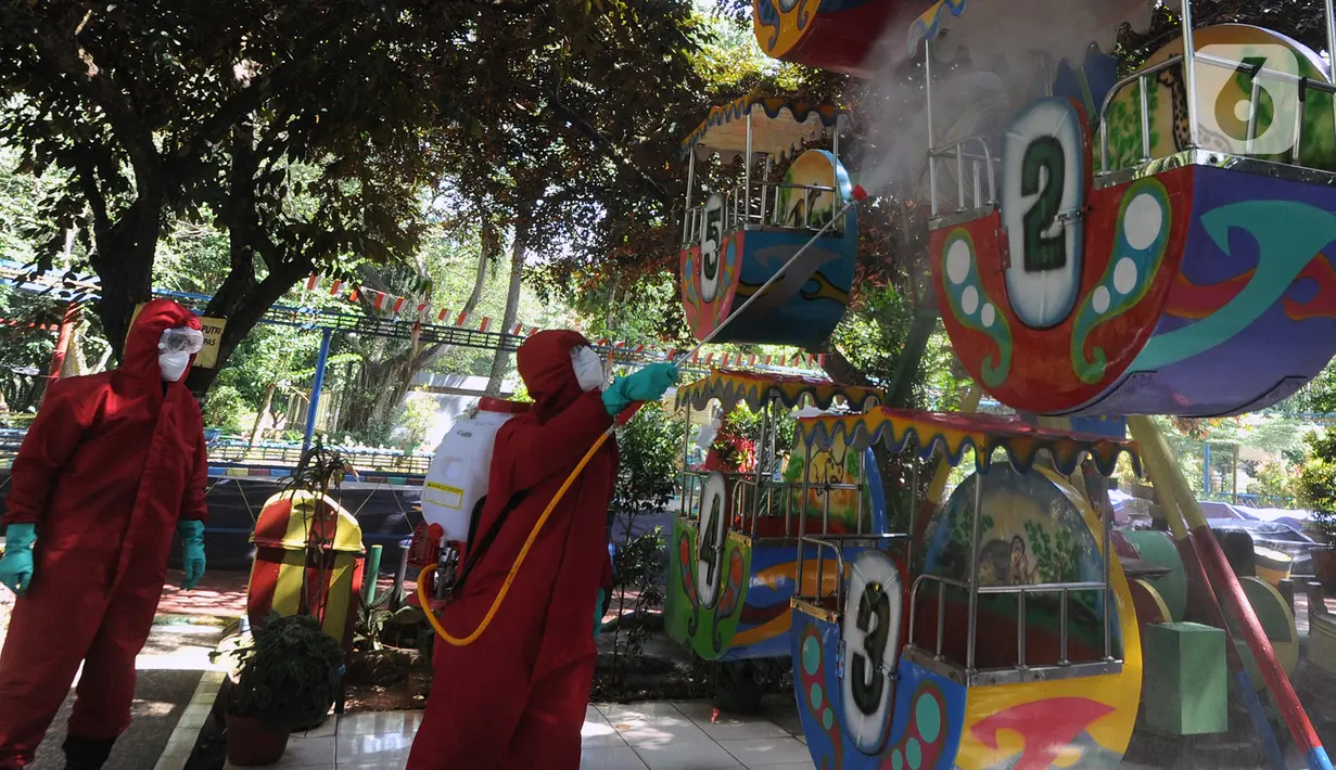 Petugas pemadam kebakaran Sudin Jaksel melakukan penyemprotan disinfektan di wahana permainan Kebun Bintang Ragunan, Jakarta, Rabu (17/6/2020). Penyemprotan dilakukan jelang pembukaan kembali Kebun Binatang Ragunan untuk umum pada 20 Juni mendatang. (merdeka.com/Arie Basuki)