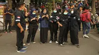 Sejumlah mahasiswa Stikes Dharma Husada Bandung bersiaga di dekat lokasi demo tolak RUU KUHP yang dipusatkan di depan Gedung DPRD Jabar. (Liputan6.com/Huyogo Simbolon)