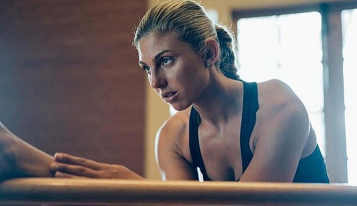 Sage Erickson adalah seorang peselancar sekaligus seorang artis. Dia membintangi film Blue Crush tahun 2002. (Bola.com/Instagram)