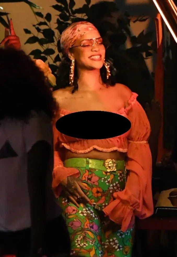 Penampilan Rihanna saat syuting video klip DJ Khalde di Miami. [foto: mirror.co.uk/INSTAR Images)