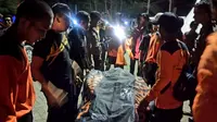 Jasad Turis Amerika Timothy Allen yang tewas tenggelam di Samudra Hindia pada Sabtu lalu akan dikremasi di Bengkulu (Liputan6.com/Yuliardi Hardjo)