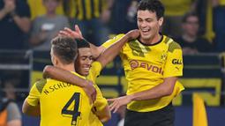 Selebrasi gelandang Borussia Dortmund, Jude Bellingham (tengah) setelah mencetak gol ke gawang FC Copenhagen pada laga matchday pertama Grup G Liga Champions 2022/2023 di Dortmund, Jerman (6/9/2022). Jude Bellingham mencetak gol tersebut dalam usia 19 tahun, 2 bulan dan 8 hari. Ia total bermain dalam 7 laga di Liga Champions 2022/2023 bersama Borussia Dortmund dengan torehan 4 gol dan 1 assist. (AFP/Uwe Kraft)