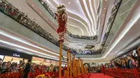 Atraksi barongsai Tonggak menghibur pengunjung pada perayaan Tahun Baru Imlek 2574 di Lippo Mall Puri, Jakarta. (Liputan6.com)