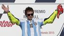 Pebalap MotoGP asal Italia, Valentino Rossi, memakai jersey Argentina saat juara di Sirkuit Termas de Rio Hondo, Argentina, Minggu (19/3/2018). (AFP/Juan Mabromata)