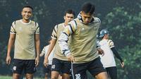 Gelandang Dewa United, Susanto (membawa bola) dalam sesi latihan tim. (Dok Dewa United)