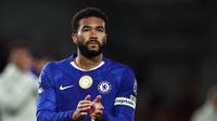 Kapten Chelsea, Reece James, tampak kecewa setelah timnya ditahan 2-2 Fulham pada laga pekan keempat Premier League di&nbsp;Gtech Community Stadium, London, Minggu (14/9/2025) dini hari WIB. (AFP/HENRY NICHOLLS)