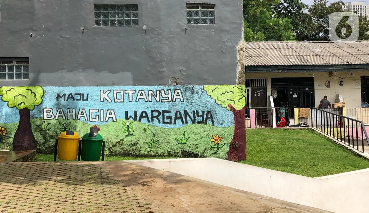 Tempat sampah tersedia di Taman Maju Bersama (TMB) Assakinah, Kebagusan, Jakarta, Kamis (27/2/2020). Gubernur DKI Jakarta Anies Baswedan akan membangun 200 TMB hingga tahun 2022 untuk memenuhi target 30 persen ruang terbuka hijau (RTH) di wilayah Ibu Kota. (Liputan6.com/Immanuel Antonius)