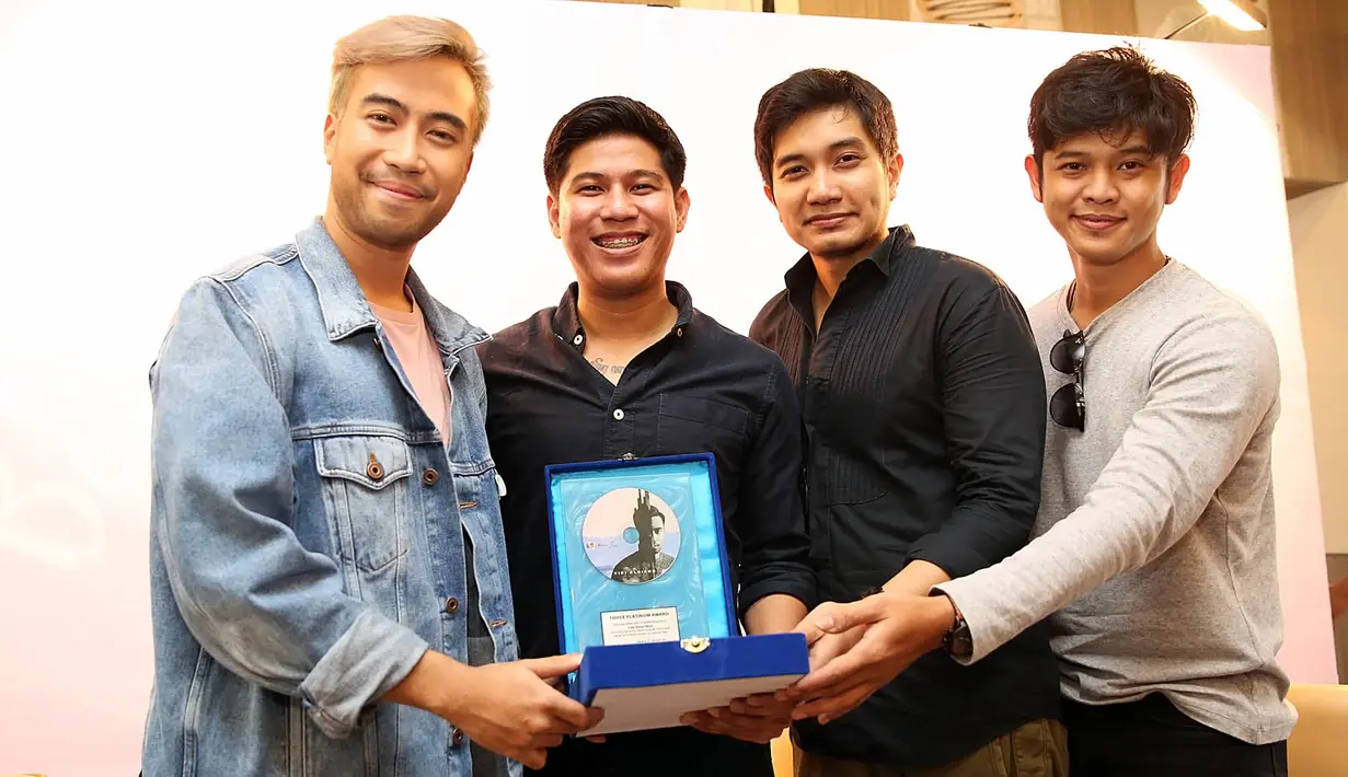 "Awalnya nggak nyangka sama sekali. Apalagi lihat 2016 trend yang bisa dilihat toko musik tutup. Kita sebagai label pesimis," kata Vidi Aldiano di KFC Kemang, Jakarta Selatan, Rabu (25/1). (Bambang E. Ros/Bintang.com)