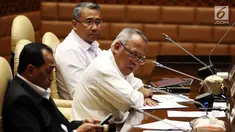 Menteri PUPR Basuki Hadimuljono (tengah) bersama Menteri Desa, Pembangunan Daerah Tertinggal, dan Transmigrasi Eko Putro Sandjojo (kanan) dan Menhub Budi Karya Sumadi (kiri) saat raker dengan Komisi V DPR di Jakarta, Rabu (6/6). (Liputan6.com/JohanTallo)