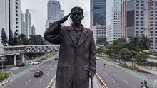 Foto udara memperlihatkan patung pahlawan nasional Jenderal Sudirman di tengah jalan yang biasanya ramai di Jakarta pada 1 Mei 2022, setelah orang-orang kembali ke kampung halaman untuk merayakan Idul Fitri yang menandai berakhirnya bulan suci Ramadhan. (AFP/Bay Ismoyo)