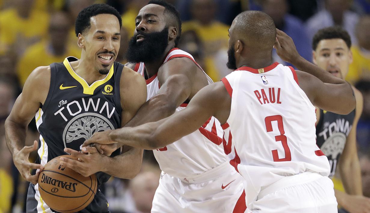 Pemain Warriors, Shaun Livingston (kiri) mencoba melewati kepungan pemain Rockets pada gim keempat final NBA basketball Wilayah Barat di Oracle Arena, Oakland (22/5/2018). Rockets menang 95-92. (AP/Marcio Jose Sanchez)