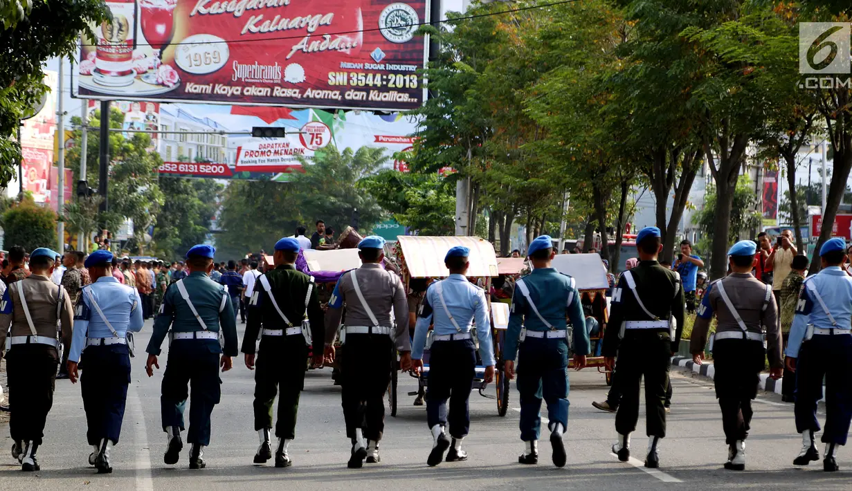 Aparat gabungan TNI dan Polri melakukan pengamanan saat geladi resik kirab ngunduh mantu Kahiyang-Bobby di Medan, Rabu (22/11). Sebanyak 5.000 personel gabungan siap mengamankan prosesi ngunduh mantu Kahiyang-Bobby. (Liputan6.com/Johan Tallo)