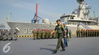 Panglima TNI Jenderal Gatot Nurmantyo berjalan saat melepas Satgas Maritime Task Force (MTF) TNI Konga XXVIII-H Unfil Lebanon Tahun 2015 di Dermaga Mako Kolinlamil, Jakarta, Kamis (27/8/2015). (Liputan6.com/Faizal Fanani)