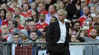 Gaya pelatih Manchester United, Jose Mourinho saat menyaksikan timnya melawan Leicester City pada lanjutan Premier League di Old Trafford, Manchester (26/8/2017). (AP/Rui Vieira)