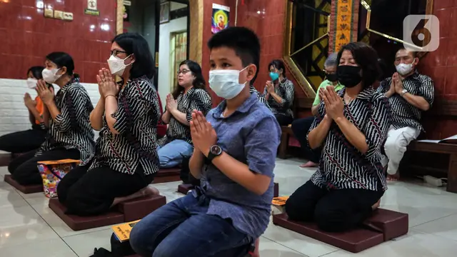 FOTO: Ibadah Perayaan Waisak di Vihara Avalokitesvara Pondok Cabe