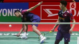 Fajar/Rian berhasil menumbangkan perlawanan Kittinupong Kedren/Dechapol Puavaranukroh dua game langsung 21-14, 24-22. (Liputan6.com/Herman Zakharia)