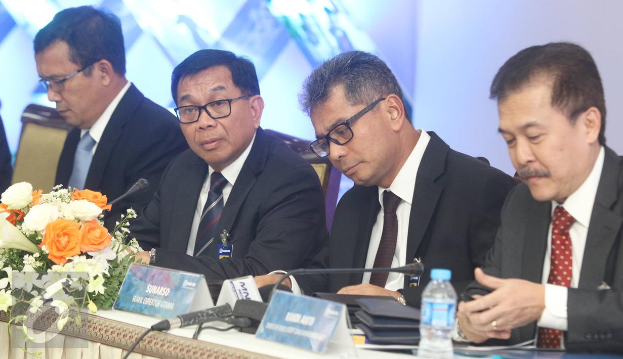 Dirut BRI, Asmawi Syam (kedua kiri) saat menghadiri RUPST 2016, Jakarta, Rabu (23/3). RUPST BRI 2015 menetapkan penggunaan laba bersih BRI Tahun Buku 2015 untuk dividend pay-out ratio sebesar 30% dari laba bersih 2015 (Liputan6.com/Immanuel Antonius)