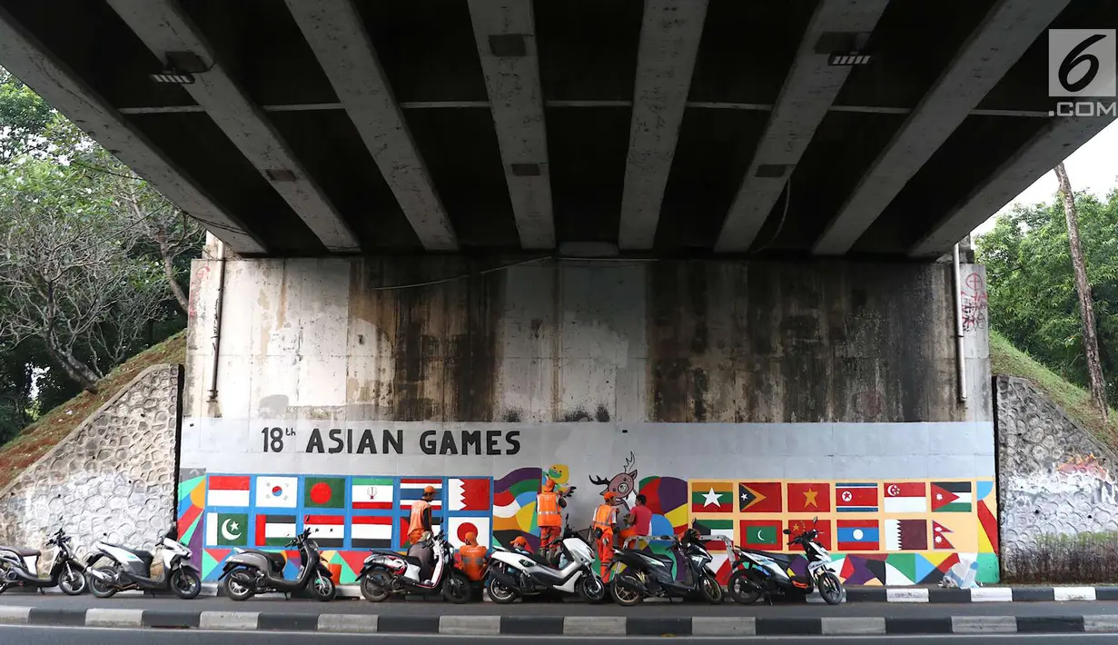 Petugas PPSU Srengseng Sawah menggambar mural bertema Asian Games 2018 di kolong flyover Universitas Indonesia, Depok, Jawa Barat, Jumat (27/7). Mural dibuat dalam rangka menyambut perhelatan Asian Games 2018. (Liputan6.com/Immanuel Antonius)