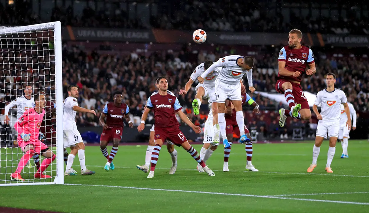 Anak buah David Moyes menambah satu gol lagi lewat aksi Tomas Soucek pada menit ke-82. Skor 3-1 bertahan hingga laga usai. (Bradley Collyer/PA via AP)