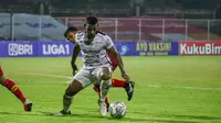Agresivitas Bali United tidak mengendur meski sudah unggul dua gol dibabak pertama. Gelandang Eber Bessa mencoba melakukan tekanan ke gawang Bhayangkara, namun masih menambah gol bagi Bali United. (Bola.com/Maheswara Putra)