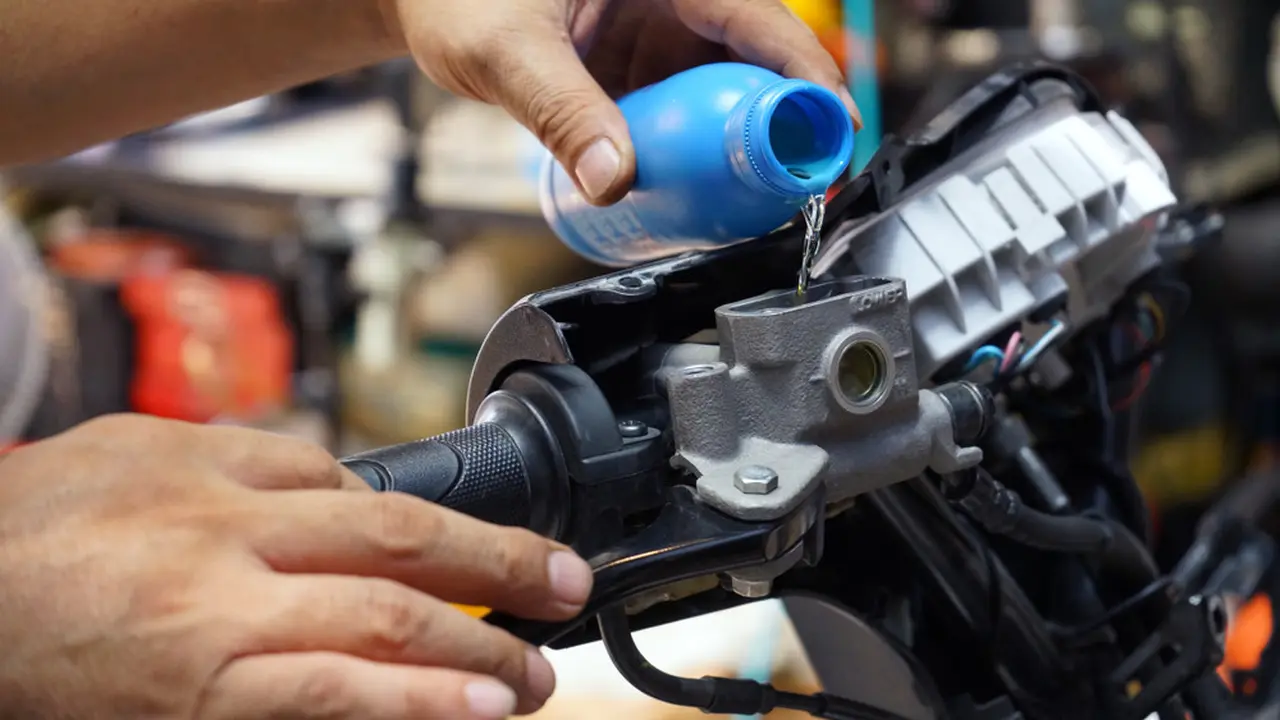 Pahami Fungsi dan Waktu yang Tepat Mengganti Minyak Rem Motor