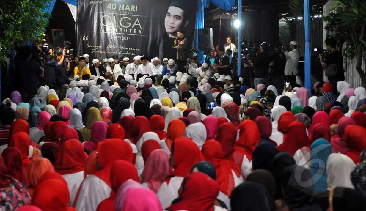 Peringatan 40 hari meninggalnya artis Olga Syahputra diawali dengan tahlil bersama warga dan ratusan anak yatim di kediaman orang tua Olga di kawasan Duren Sawit, Jakarta, Rabu (6/5/2015). (Liputan6.com/Panji Diksana)