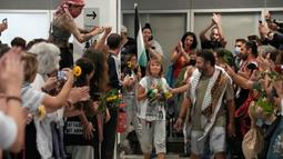 Aktivis iklim asal Swedia, Greta Thunberg bersama ratusan lainnya tiba di Bandara Internasional Eleftherios Venizelos di Athena, Yunani, Senin 6 Oktober 2025. (AP Photo/Petros Giannakouris)