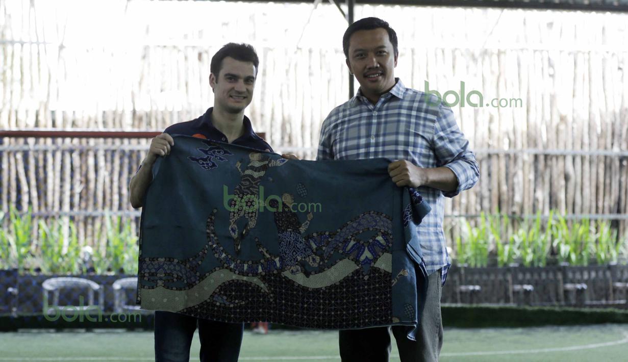 Dani Pedrosa menerima kain batik dari Menteri Pemuda dan Olah Raga Imam Nahrowi di Lapangan Futsal Kuningan Village, Jakarta, Sabtu (13/2/2016). (Bola.com/Nicklas Hanoatubun)