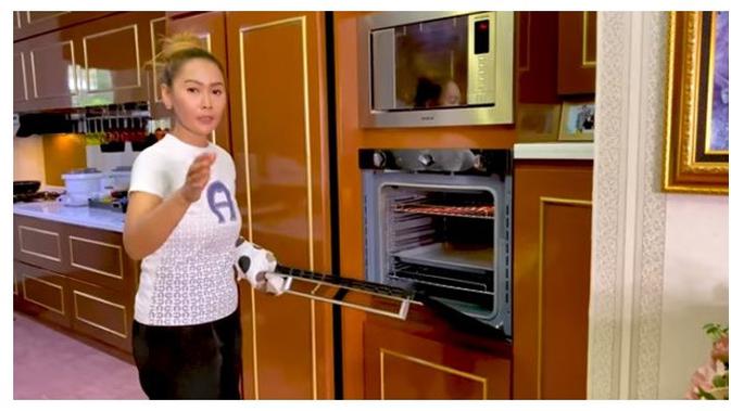 6 Potret Dapur di Rumah Inul Daratista, Elegan dan Bernuansa Cokelat (Sumber: YouTube/Inul Daratista Official)
