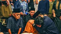6 Potret Anies Baswedan Melayat Marissa Haque di Rumah Duka, Ikang Fawzi Nangis di Pelukannya