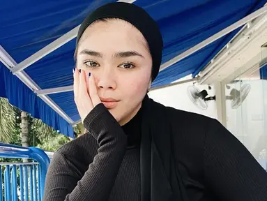 Mulai bernyanyi sedari kecil dan pernah bergabung dengan girlband Blink, Sivia Azizah kini makin eksis bersolo karier. Pemilik nama lengkap Sivia Rizaldy Zeva Azizah ini pun juga dikenal punya gaya yang unik. (Liputan6.com/IG/@siviazizah)