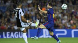 Bek Juventus, Mehdi Benatia, membuang bola dari kejaran bintang Barcelona, Lionel Messi, pada laga Liga Champions di Stadion Camp Nou, Katalonia, Selasa (12/9/2012). Barcelona menang 3-0 atas Juventus. (AFP/Lluis Gene)