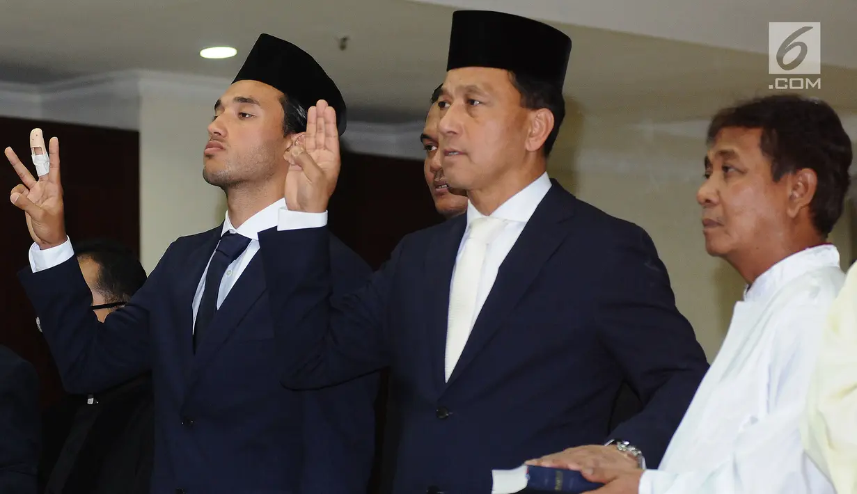 Ezra Walian (kiri) saat upacara pengambilan sumpah sebagai Warga Negara Indonesia di Kantor Kanwil Kemenkumham DKI Jakarta, Kamis (18/5). Pembacaan sumpah pun dipimpin oleh Ketua Kanwil, Endang Sudirman. (Liputan6.com/Helmi Fithriansyah)