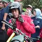 Presiden Joko Widodo (Jokowi) mengecek harga bahan kebutuhan pokok di Pasar Anyar, Tangerang, Minggu (4/11). Jokowi datang mengendarai motor dan mengenakan helm barunya yang dibeli di Indonesia Motorcycle Show 2018. (Liputan6.com/HO/Biro Pers Setpres)