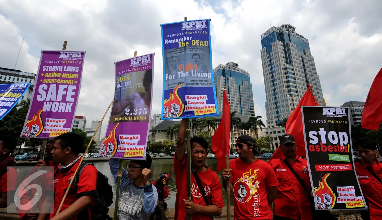 Puluhan aktivis dari Konfederasi Persatuan Buruh Indonesia melakukan aksi di Bundaran Patung Kuda, Jakarta, Kamis (28/4/2016). Dalam aksinya, mereka menyerukan keprihatinan tingginya angkakecelakaan kerja di Indonesia. (Liputan6.com/Helmi Fithriansyah)