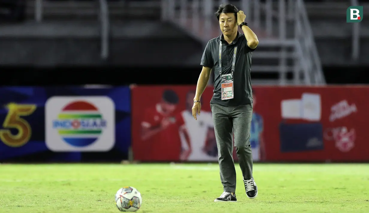 Shin Tae-yong juga memeriksa kondisi rumput yang akan digunakan. Tentunya hasil pengamatannya akan menjadi masukan yang berarti bagi pasukannya saat meladeni Hong Kong. (Bola.com/Ikhwan Yanuar)
