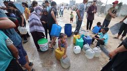 Krisis ini terjadi selama hampir dua tahun akibat hancurnya 80 persen jaringan distribusi air di Gaza imbas serangan militer Israel di Gaza yang berlangsung sejak Oktober 2023. (Eyad BABA/AFP)