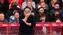 Pemilik klub, Evangelos Marinakis, dilaporkan meninggalkan tempat duduknya sebelum laga berakhir. Pengumuman resmi pemecatan datang 19 menit setelah peluit panjang dibunyikan. (Mike Egerton/PA via AP)