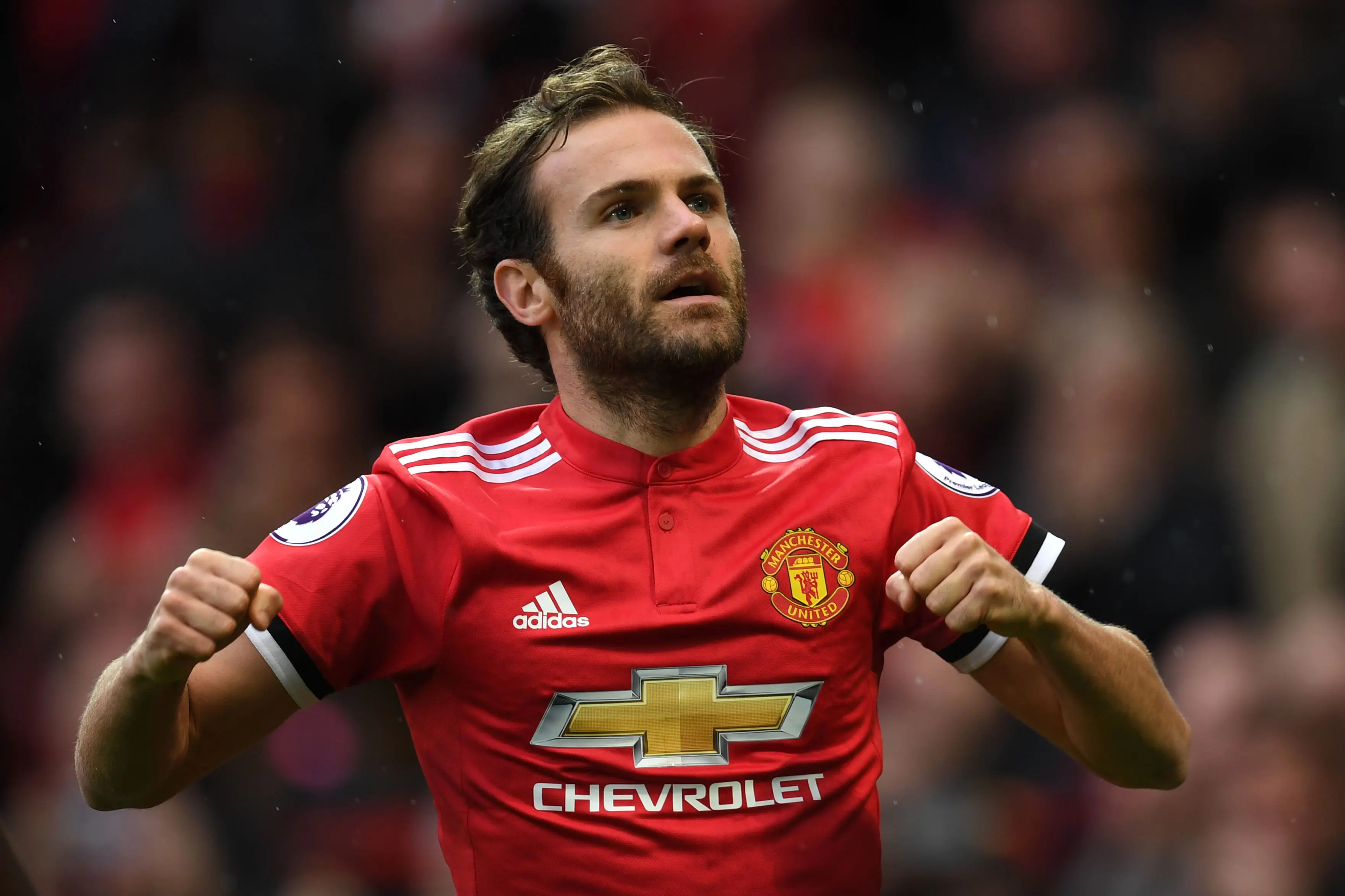 Juan Mata bermain lebih melebar sebagai gelandang serang. (Paul ELLIS / AFP)