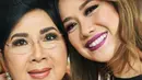 Bunga Citra Lestari mengunggah potret bersama Titiek Puspa yang mengenakan baju hitam dengan outer pink. Sementara itu, BCL mengenakan baju colorfull serta lipstik ungu mattenya. [@itmebcl]
