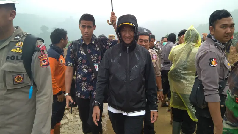 Menteri Sosial Agus Gumiwang meninjau lokasi bencana longsor di Desa Sirnaresmi, Kampung Cimapag, Sukabumi, Jawa Barat.