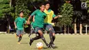  Pemain Timnas Indonesia U-16 saat melakukan latihan di Lapangan Atang Sutresna, Cijantung, Jakarta, Senin (3/7). Latihan ini merupakan persiapan jelang berlaga di Piala AFF U-16 Thailand, 9-22 Juli mendatang. (Liputan6.com/Helmi Fithriansyah)
