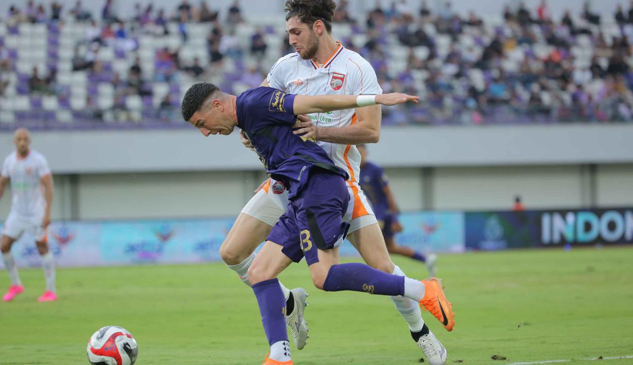 Namun, pertahanan Persita tampil solid dan mampu melancarkan tekanan. Tampak dalam foto, pemain Persita berebut penguasaan bola dengan pemain Borneo FC pada pertandingan pekan ke-17 BRI Super League 2025/2026 di Stadion Indomilk Arena, Tangerang, Banten, Jumat (9/1/2026). (Bola.com/Bagaskara Lazuardi)