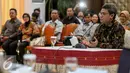 Calon pimpinan KPK Johan Budi memaparkan visi misinya saat sesi wawancara dengan pansel KPK di Gedung Setneg, Jakarta, Selasa (25/8/2015). Menurut Johan, narapidana kasus-kasus pelanggaran berat tidak perlu diberi remisi. (Liputan6.com/Faizal Fanani)