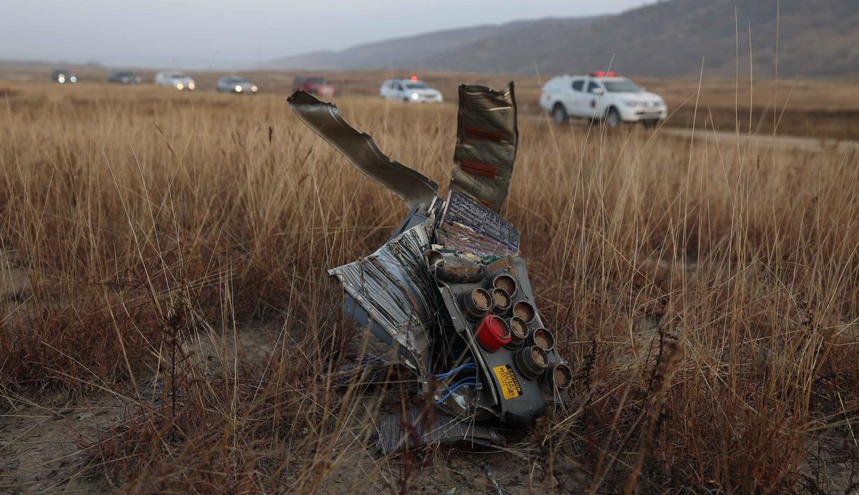 Reruntuhan terlihat di lokasi kecelakaan pesawat angkut militer Turki C-130 di kawasan Sighnaghi di perbatasan Georgia-Azerbaijan, Rabu 12 November 2025. Pesawat kargo militer berjenis C-130 Hercules milik Angkatan Bersenjata Turki jatuh di wilayah Georgia, Selasa (11/11/2025). (Giorgi ARJEVANIDZE/AFP)