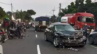Tabrakan beruntun melibatkan enam kendaraan di jalur Puncak, Cisarua, Bogor. (Liputan6.com/Achmad Sudarno)
